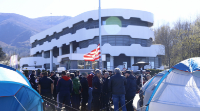 Фенове на ЦСКА се стичат към сградата на БФС СНИМКИ