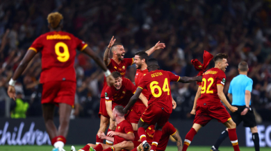 Хит в мрежата! Футболист на Рома скочи на колеги след финала снощи ВИДЕО