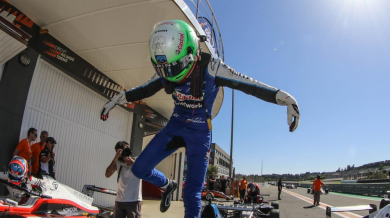 Никола Цолов продължава да прави фурор във Формула 4