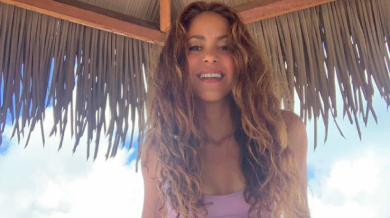 Шакира изненада след раздялата на годината, пече се на плажа със… СНИМКИ