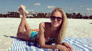 Една от най-красивите спортистки се разгорещи на плажа СНИМКИ 18+