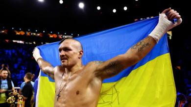 Усик го направи отново! Защити поясите в мача на годината и развя украинския флаг