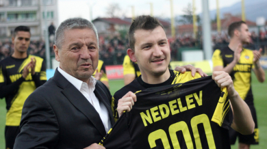 Тодор Неделев връчва награда на легенда 