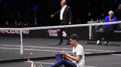 Мъж се запали преди последния мач на Федерер ВИДЕО
