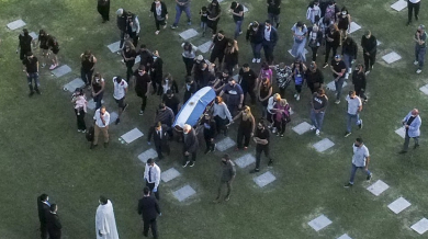 Зловеща мистерия на гроба на Марадона на рождения му ден СНИМКИ