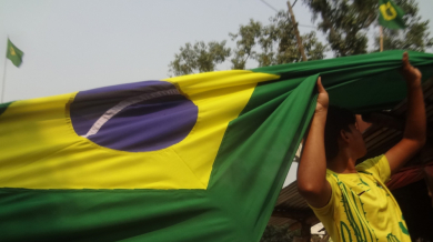 Бразилци побъркаха славен аржентинец в самолет за Катар ВИДЕО