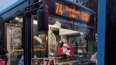 Изненада: Стана ясно кой е Дядо Коледа зад волана на автобус 74 в столицата СНИМКИ