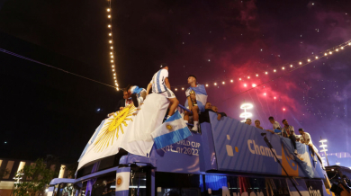 Милиони празнуват в Аржентина, Меси показа умения на масата ВИДЕО