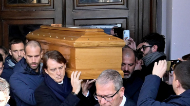 Хиляди се стекоха на погребението на Синиша Михайлович ВИДЕО