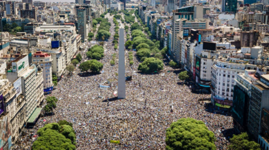 Страшна лудница в Аржентина! Милиони куфеят по улиците, Меси пие ВИДЕО/СНИМКИ