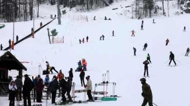 Див екшън на ски писта! ММА бойци пребиха жена и планински спасители СНИМКА