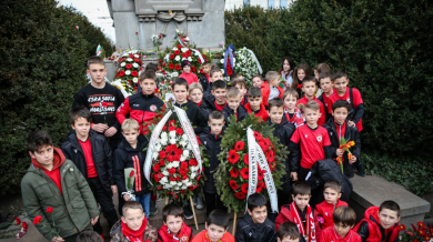 Фенове на ЦСКА поднесоха венци и цветя на паметника на Апостола