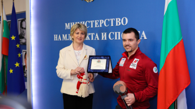 Весела Лечева с приз за Алберт Попов след историческия успех