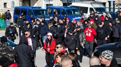В Бистрица е горещо: Стотици цесекари извън стадиона СНИМКИ