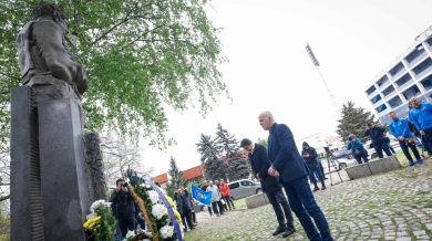 Шефове и футболисти на Левски отдадоха чест на Гунди