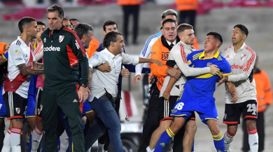 Страшен бой  между футболисти на Суперкласико, полицията се видя в чудо ВИДЕО