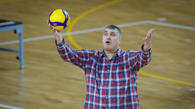 Любо Ганев с паметен подарък за шефа на европейския волейбол