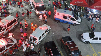 Страшна трагедия! Летят линейки, хора пренасят трупове на ръце ВИДЕО 18+