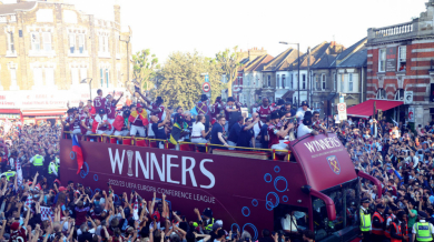 Хиляди в екстаз на парада за трофея на Уест Хям ВИДЕО