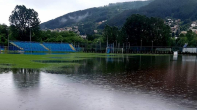 Пороите удариха по българския футбол, стадион потъна под вода СНИМКИ