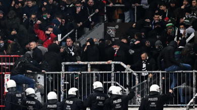 Масов бой между фенове и полицаи спря мач в Германия ВИДЕО