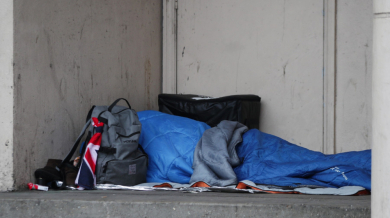 Бездомник отиде за цигара и забогатя с няколко хиляди