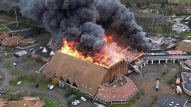 Огнен ад навръх Коледа, спортна зала изгоря дни преди мач ВИДЕО