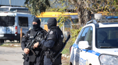 Зрелищни арести в Пловдивско, задържаха полицай