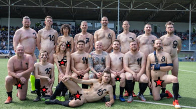Отбор от чисто голи мери сили с облечени във футболен мач СНИМКИ 18+