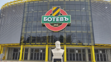 Бомба в БЛИЦ! Ботев планира бягство от Пловдив заради скандал