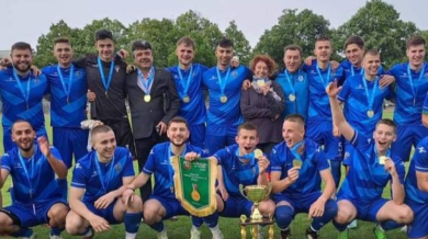 Футболистите на Софийския университет ликуват