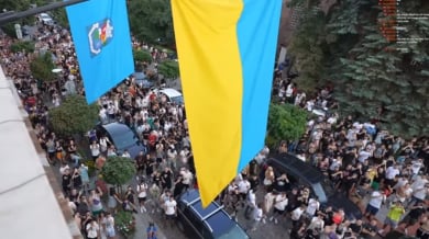 Стотици пищят пред Общината! Фен №1 на Роналдо побърка всички в София ВИДЕО
