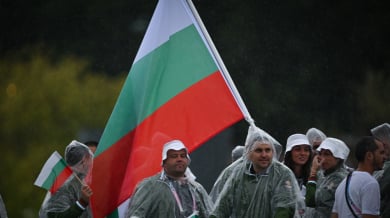 Румен Радев на крака приветства българите в Париж СНИМКИ