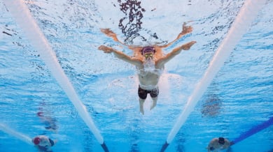 Неизвестен мъж се гмурна в басейна, извади нещо и стана герой на Олимпиадата ВИДЕО
