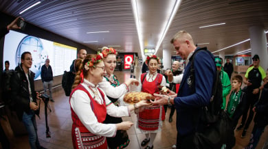 Колоритни фенки посрещнаха Лудогорец в Брюксел ВИДЕО