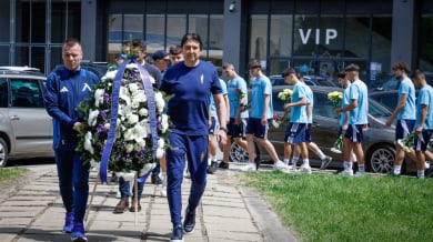 Левски поднесе цветя пред паметника на Гунди СНИМКИ