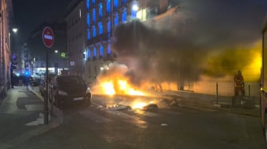 Запалени коли и бой с полицаи след триумфа на ПСЖ ВИДЕО