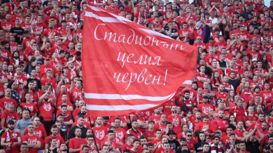 Хиляди сияйни сърца насред тъмнобялата пустош