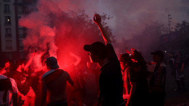 Екшън с камъни, бутилки и сълзотворен газ в Париж