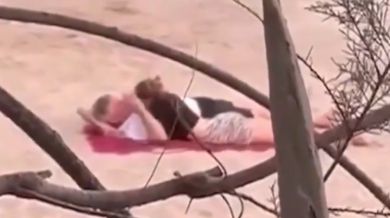 Горещо: Изловиха световна звезда да се люби с българка на плажа в Майорка ВИДЕО 18+