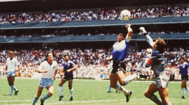 Марадона вкарва най-скандалния и най-великия гол на световни първенства