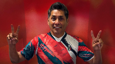 Помните ли вратаря Кампос? Завърна се на 58 г.