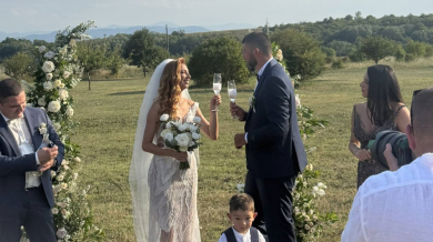 Горчиво! Олимпийска медалистка се омъжи за наш футболен треньор Снимки