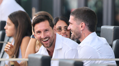 Наказаният Меси гледа съотборниците си от трибуните