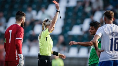 Жена свири дерби във Втора лига