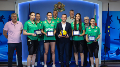 Премии за волейболистките след световната титла Снимки