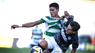 Играещото със слухови апаратчета момче, което „чува“ отлично футбола