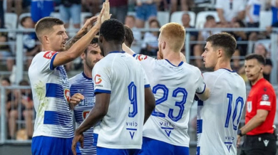 Шопов играе, Доминик Янков гледа от пейката