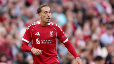 Защитник гледа към изхода на "Анфийлд"