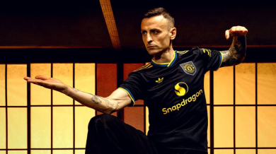 Бербатов представи по впечатляващ начин нов екип на Ман Юнайтед Видео